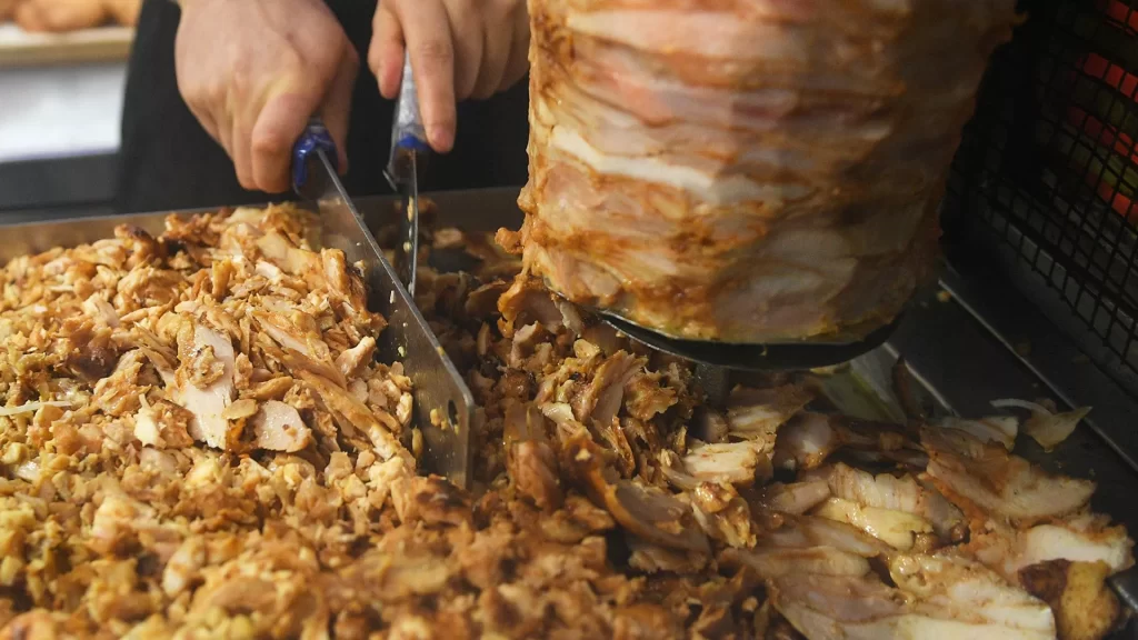 Truyền Thông Triều Tiên Tuyên Bố Cựu Chủ Tịch Kim Jong Il Là Người Phát Minh Ra Món Bánh Shawarma