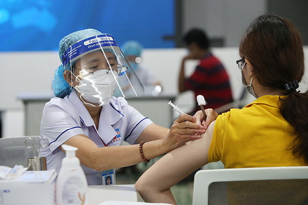 Thủ Tướng Yêu Cầu Thần Tốc Tiêm Vaccine Ngừa Covid-19