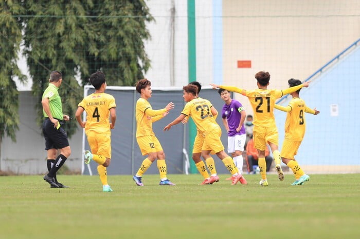 Đám Trẻ Của Bầu Đức Đè Bẹp Quân Bầu Hiển 4-1