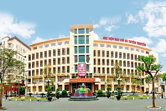 Vừa Mới 'Quay Xe' Cho Dừng Học Trực Tiếp, Học Báo Chí Và Tuyên Truyền Lại Mở Cửa Đón Sinh Viên Từ 28/2