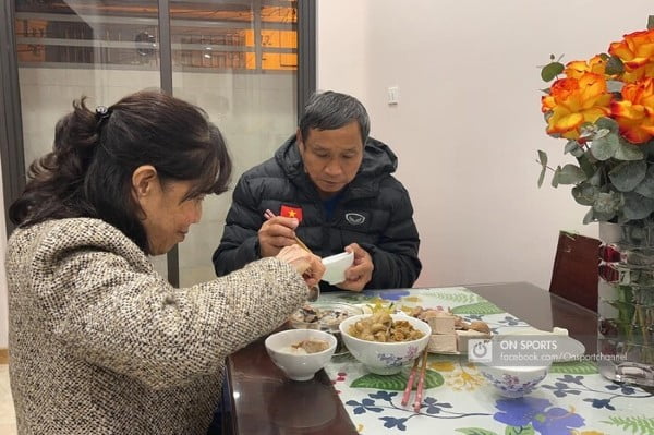 Học Trò Diễu Hành, Hlv Mai Đức Chung Và Vợ Ăn Canh Măng Chân Giò Sau 2 Tháng Xa Nhau