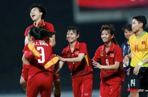 Những Người Hùng Tuyển Nữ Việt Nam: Đá Bóng Cứu Cha, Cứu Mẹ Và Cứu… Chính Mình