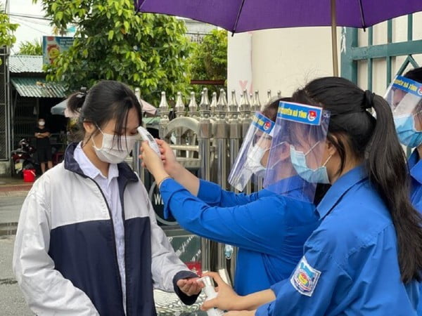 Gần 400 Giáo Viên Và Học Sinh Nhiễm Covid-19, Hàng Nghìn Học Sinh Nghỉ Học Ở Nhà