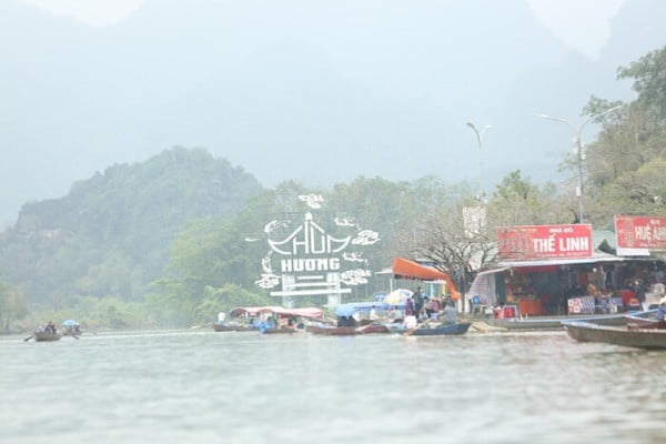 Chùa Hương Bất Ngờ Mở Cửa Sớm Hơn Dự Kiến 1 Tuần, Những Vị Khách Đầu Tiên Đã Lên Thuyền Du Xuân