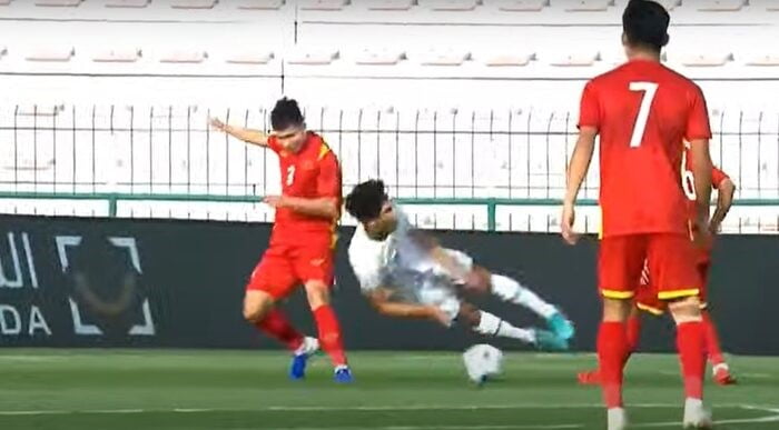 Trụ Cột U23 Việt Nam Chấn Thương Nặng, Phải Rời Sân Trên Cáng
