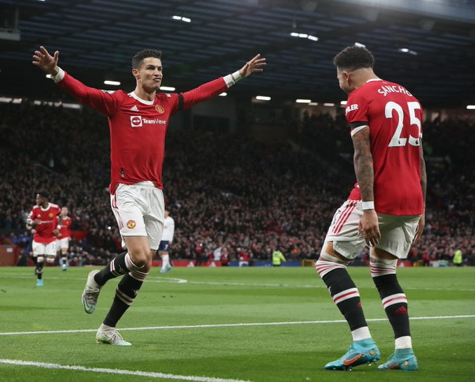 Ronaldo Lập Hat-Trick Giúp Mu Hạ Tottenham
