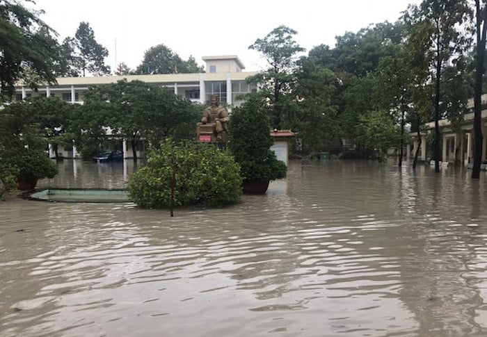 Trường Học Ngập Sâu, Hơn 1000 Học Sinh Phải Nghỉ Học
