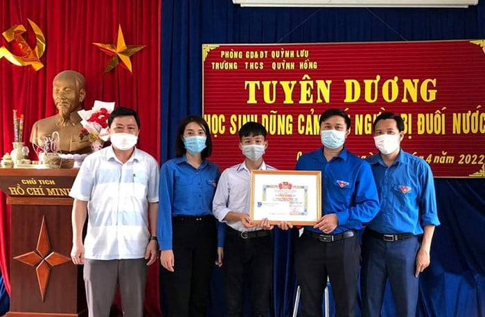 Khen Thưởng Nam Sinh Lớp 9 Cứu Sống Em Nhỏ Đuối Nước Dưới Hồ Sen