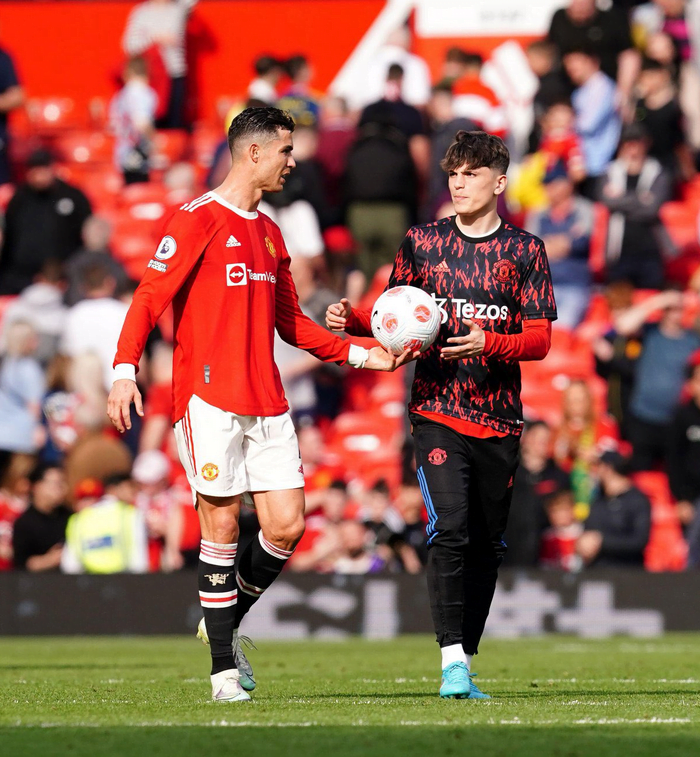 Sao Trẻ Mu Khen Ronaldo Xuất Sắc Nhất, Bạn Thân Messi Để Lại Bình Luận Gây Sốt