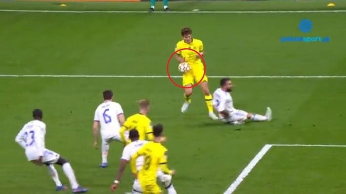 Fan Chelsea Trút Giận Lên Trọng Tài Vì Bị Từ Chối Bàn Thắng