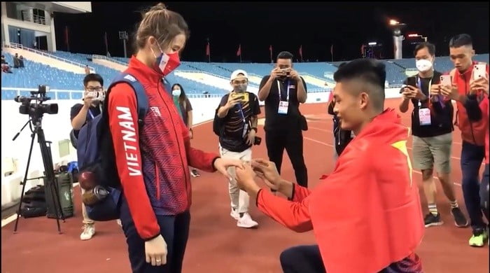 Nhà Vô Địch Sea Games 31 Có Màn Cầu Hôn Bạn Gái Đầy Ngọt Ngào Ngay Sau Khi Nhận Hcv