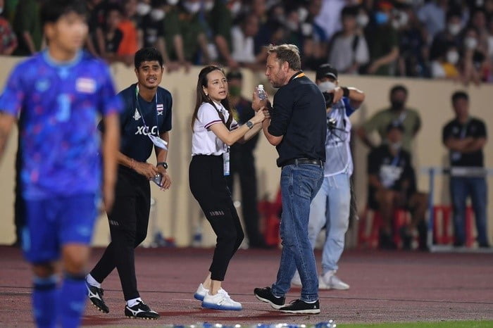 Madam Pang - Nữ Tỷ Phú Luôn Cúi Đầu Và Sòng Phẳng Khi Nhận Thua U23 Việt Nam