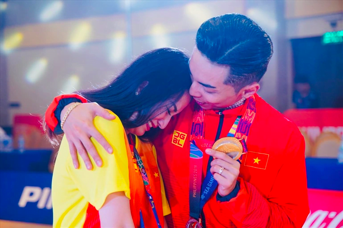 Phan Hiển Hạnh Phúc Bên Khánh Thi Sau Khi Giành Kỷ Lục Cho Việt Nam Tại Sea Games 31