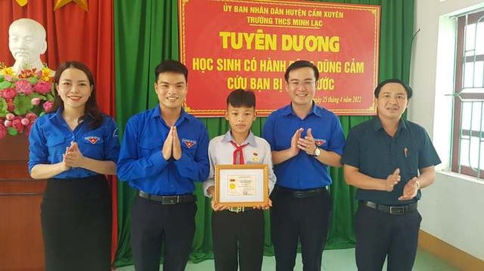 Trao Bằng Khen Cho Học Sinh Lớp 8 Cứu Hai Em Nhỏ Đuối Nước