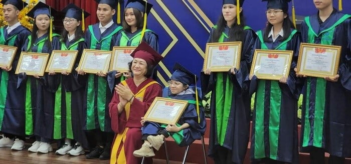 Nữ Sinh Xương Thủy Tinh Tốt Nghiệp Đại Học Loại Giỏi, Bền Bỉ Vươn Lên Bằng Nghị Lực Phi Thường