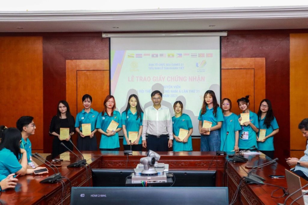 Tiểu Ban Lễ Tân Khánh Tiết Trao Giấy Chứng Nhận Cho Các Tnv Phục Vụ Sea Games 31