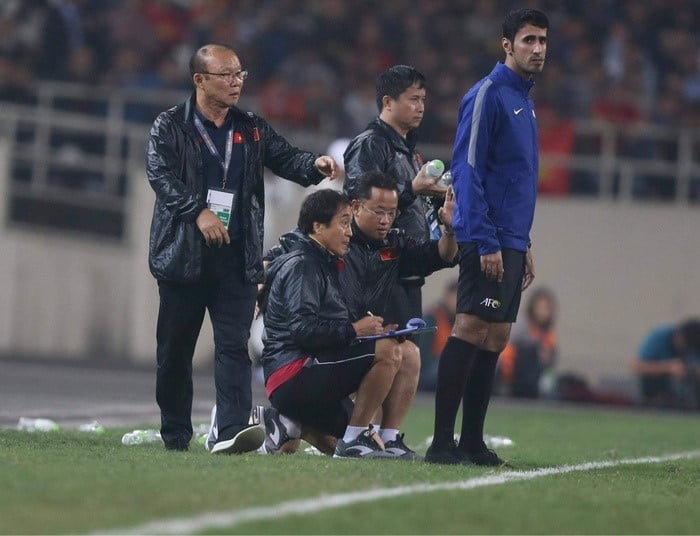 Vì Sao Trợ Lý Thiên Tài Lee Young Jin Vắng Mặt, Còn Anh Đức Lên Tuyển Việt Nam?