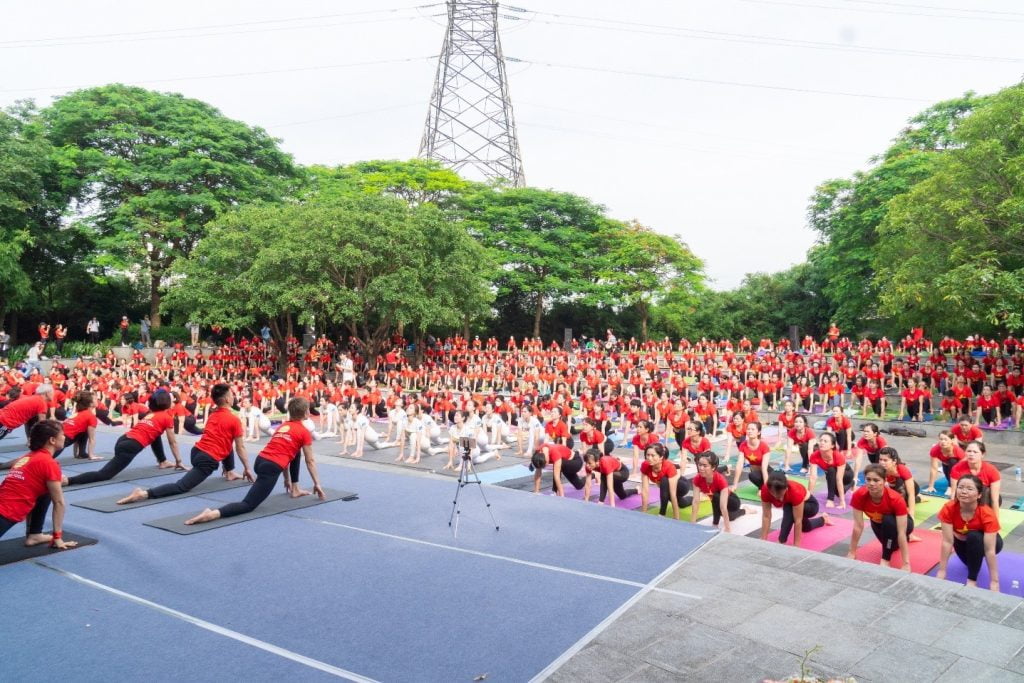 Hơn 1.000 Người Đồng Diễn Chào Mừng Ngày Quốc Tế Yoga