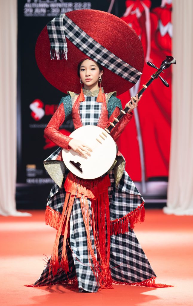 Đàn Nguyệt, Khăn Rằn Xuất Hiện Tại Sàn Diễn Thailand Fashion Week 2022