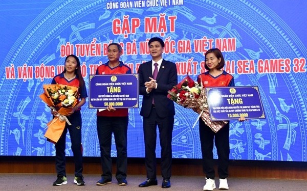 Công Đoàn Viên Chức Việt Nam Gặp Mặt Đội Tuyển Nữ Việt Nam Và Vđv Nguyễn Thị Oanh