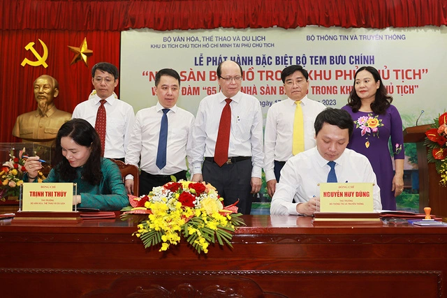 Phát Hành Bộ Tem Bưu Chính “Nhà Sàn Bác Hồ Trong Khu Phủ Chủ Tịch”