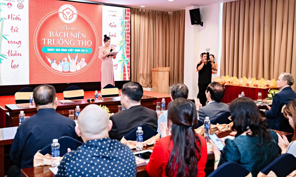 'Đại Tiệc Bách Niên Trường Thọ' Mừng Ngày Gia Đình Việt Nam