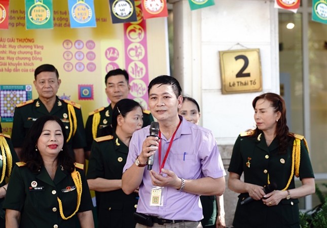 Các Em Thiếu Nhi Thích Thú Chơi Cờ Chữ Việt Tại Hồ Gươm