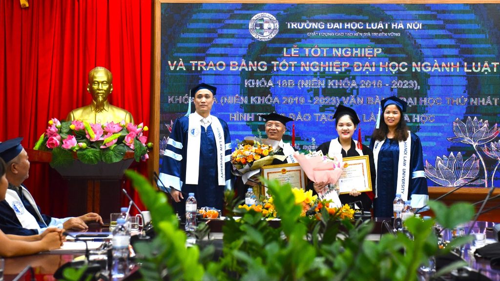 Cụ Ông 78 Tuổi Tốt Nghiệp Bằng Giỏi Đh Luật Hà Nội