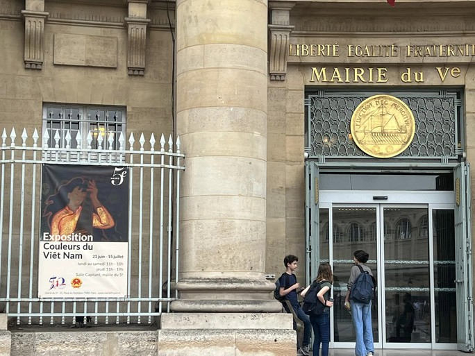 Triển Lãm Nghệ Thuật "Sắc Màu Việt Nam" Tại Paris