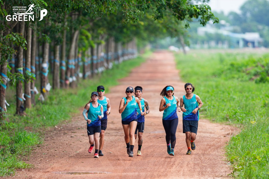 "Chạy Về Tuổi Thơ" Trên Đường Chạy Cross Country Lần Đầu Tiên Tại Việt Nam
