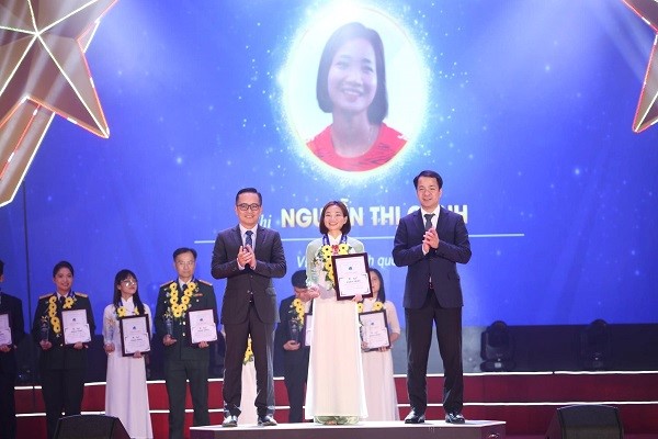 Nguyễn Thị Oanh Được Trao Giải Thưởng “Thanh Niên Sống Đẹp”