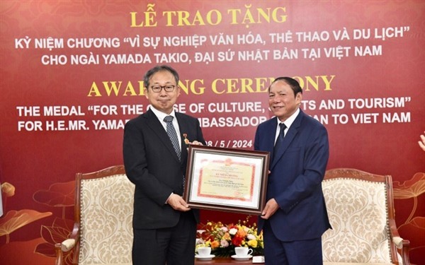 Trao Tặng Kỷ Niệm Chương Cho Đại Sứ Nhật Bản Tại Việt Nam