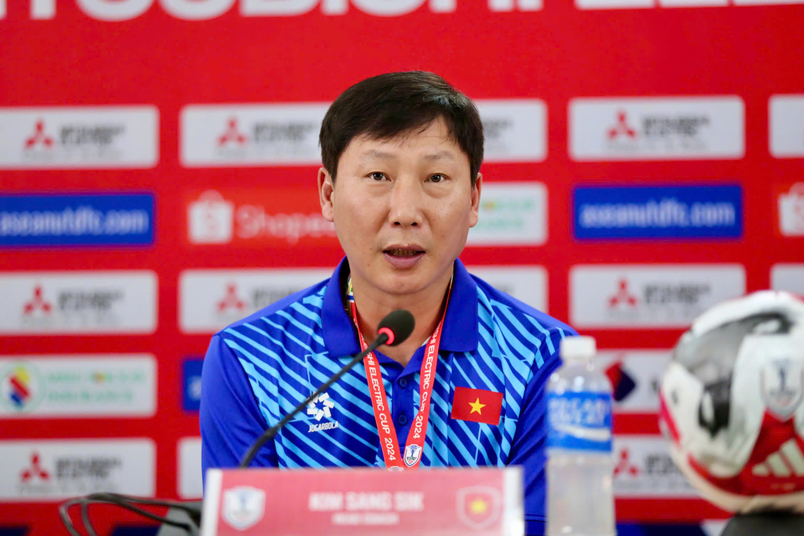 Báo chí Hàn Quốc ngợi ca HLV Kim Sang Sik: “Người viết tiếp giấc mơ vàng cho bóng đá Việt Nam”