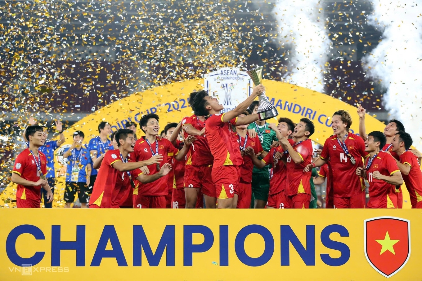 U23 Việt Nam vô địch lịch sử, nhận thưởng 2 tỷ đồng và “ôm” Cúp vàng trở về trong vinh quang