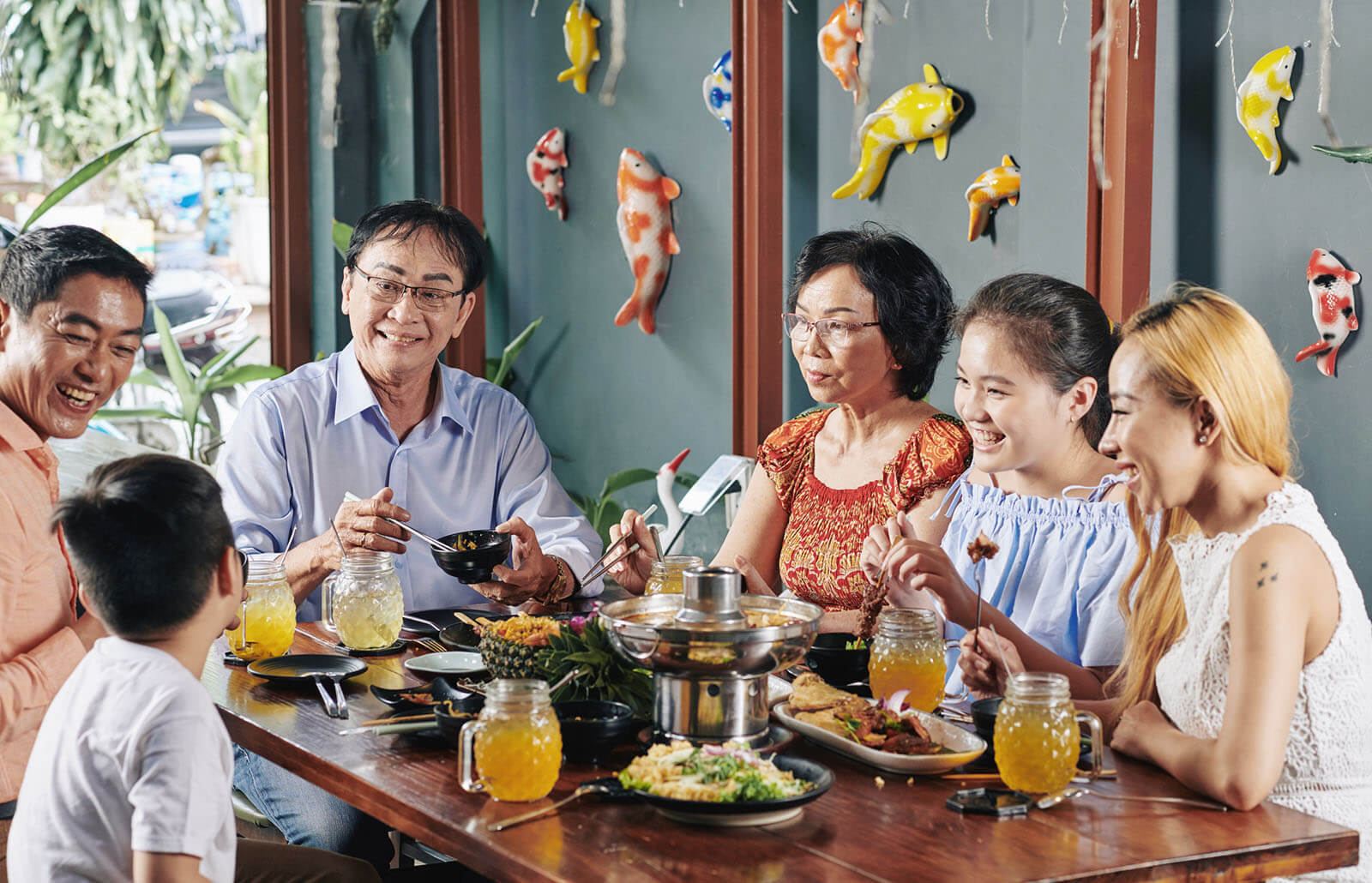Gen Z sống chung với bố mẹ, yêu xa, cưới muộn: Gia đình thời 4.0 liệu có còn ‘bình thường’?