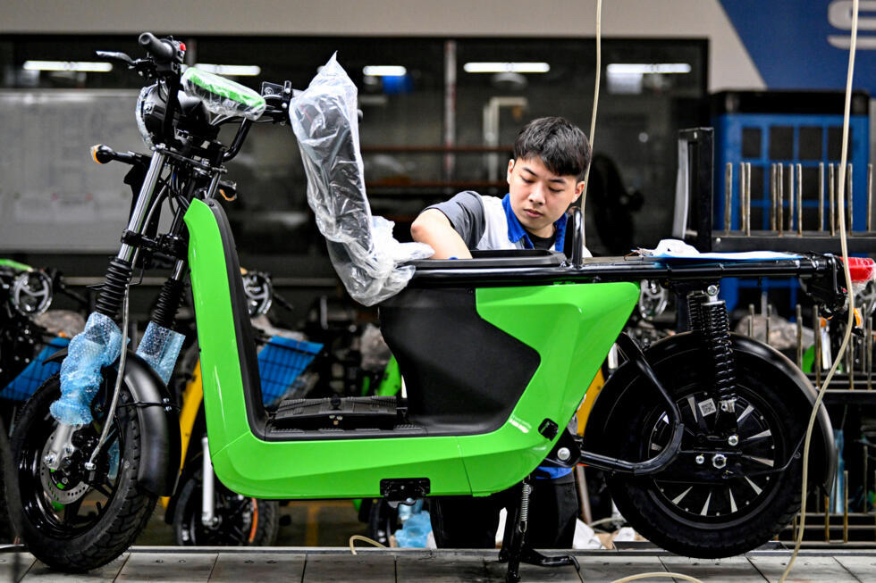 Hà Nội cấm xe máy chạy xăng từ 2026: Lộ trình xanh hay bài toán nan giải với người lao động?