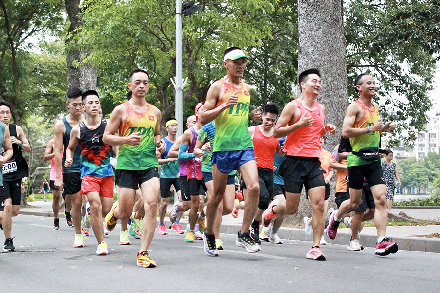 Phong Trào Tập Luyện Buổi Sáng Tại Công Viên Thống Nhất, Hà Nội