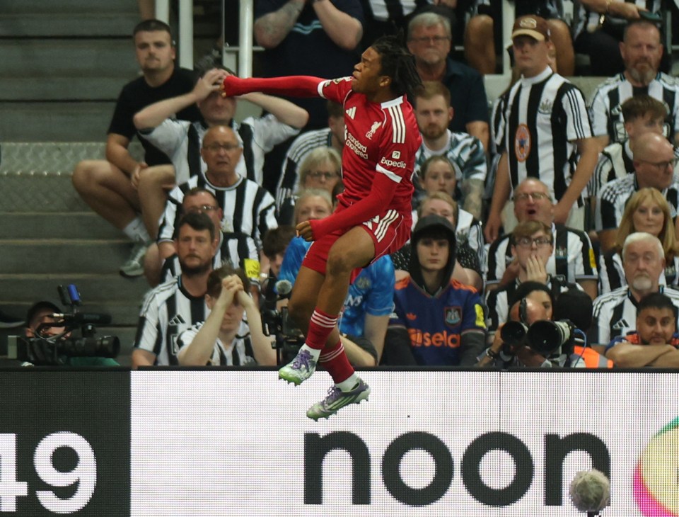 Rio Ngumoha ghi bàn phút 100 giúp Liverpool thắng Newcastle 3-2 tại Ngoại hạng Anh