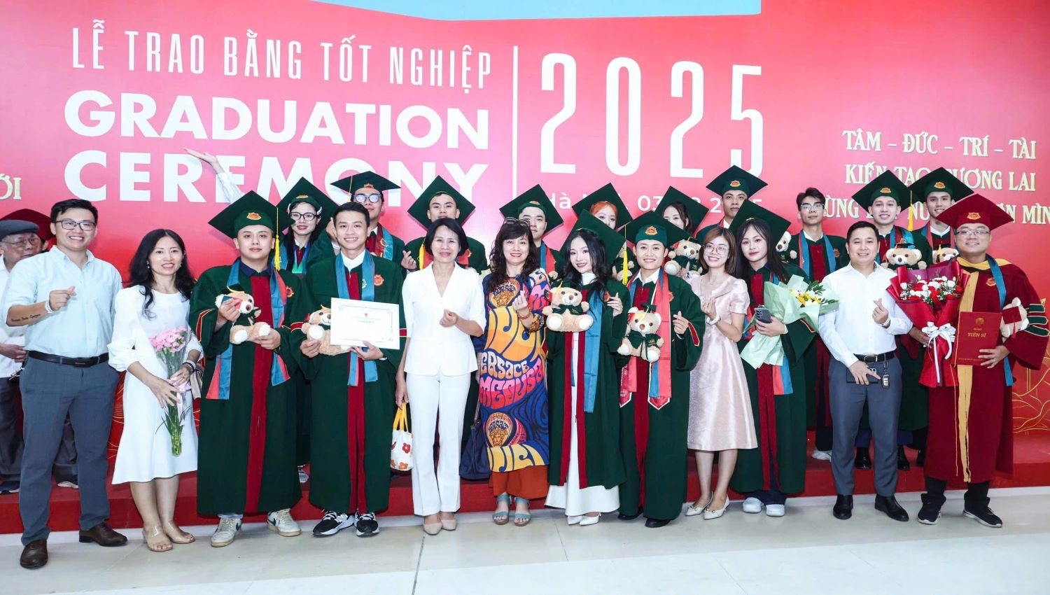 Khi tài năng thể thao chạm đỉnh học thuật: 21 tân cử nhân tốt nghiệp từ Trường Đại học Kinh tế - ĐHQGHN