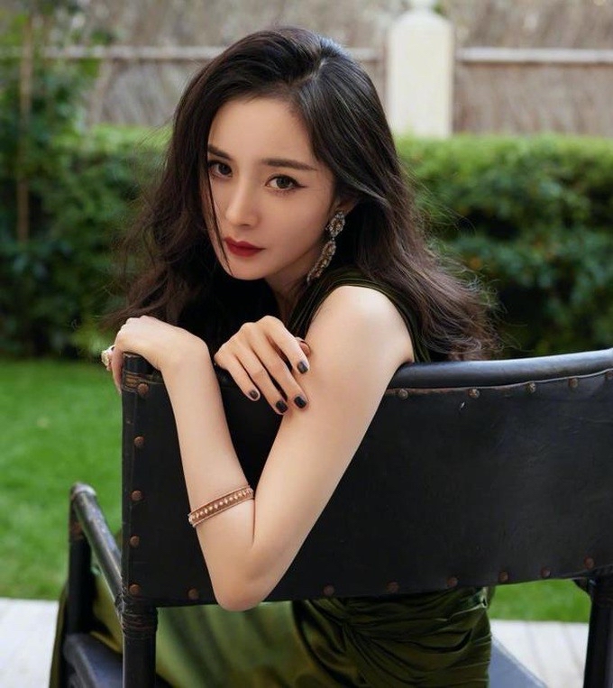 Ba tiểu hoa đán 8X hàng đầu Cbiz: Dương Mịch – Triệu Lệ Dĩnh dẫn đầu cuộc đua, Đường Yên hụt hơi?