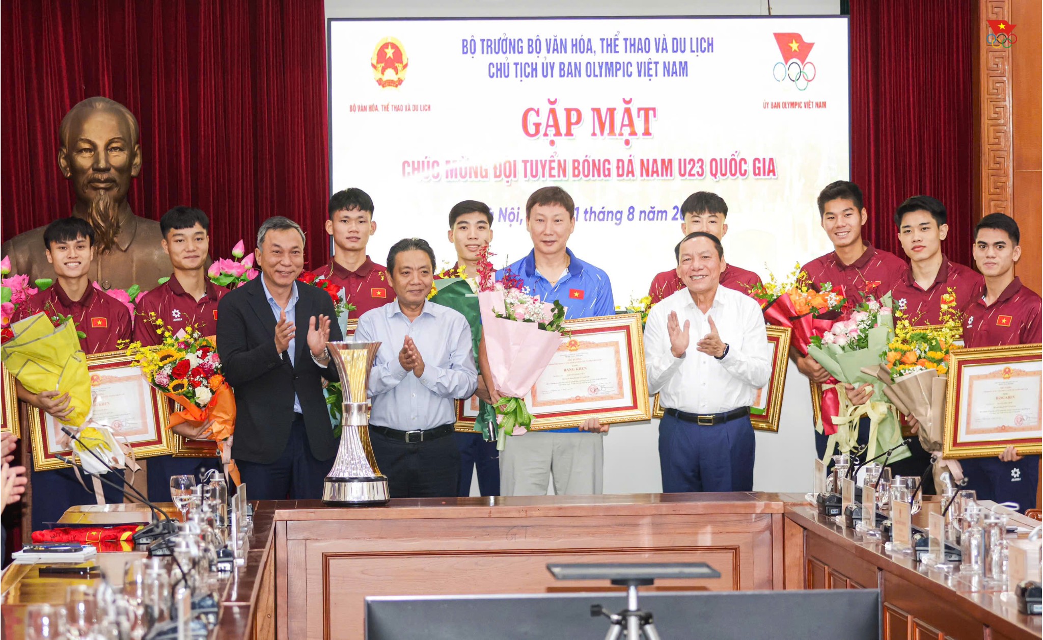 VINH QUANG TỪ HẬU TRƯỜNG: TẬN HIẾN THẦM LẶNG SAU CHỨC VÔ ĐỊCH CỦA U23 VIỆT NAM