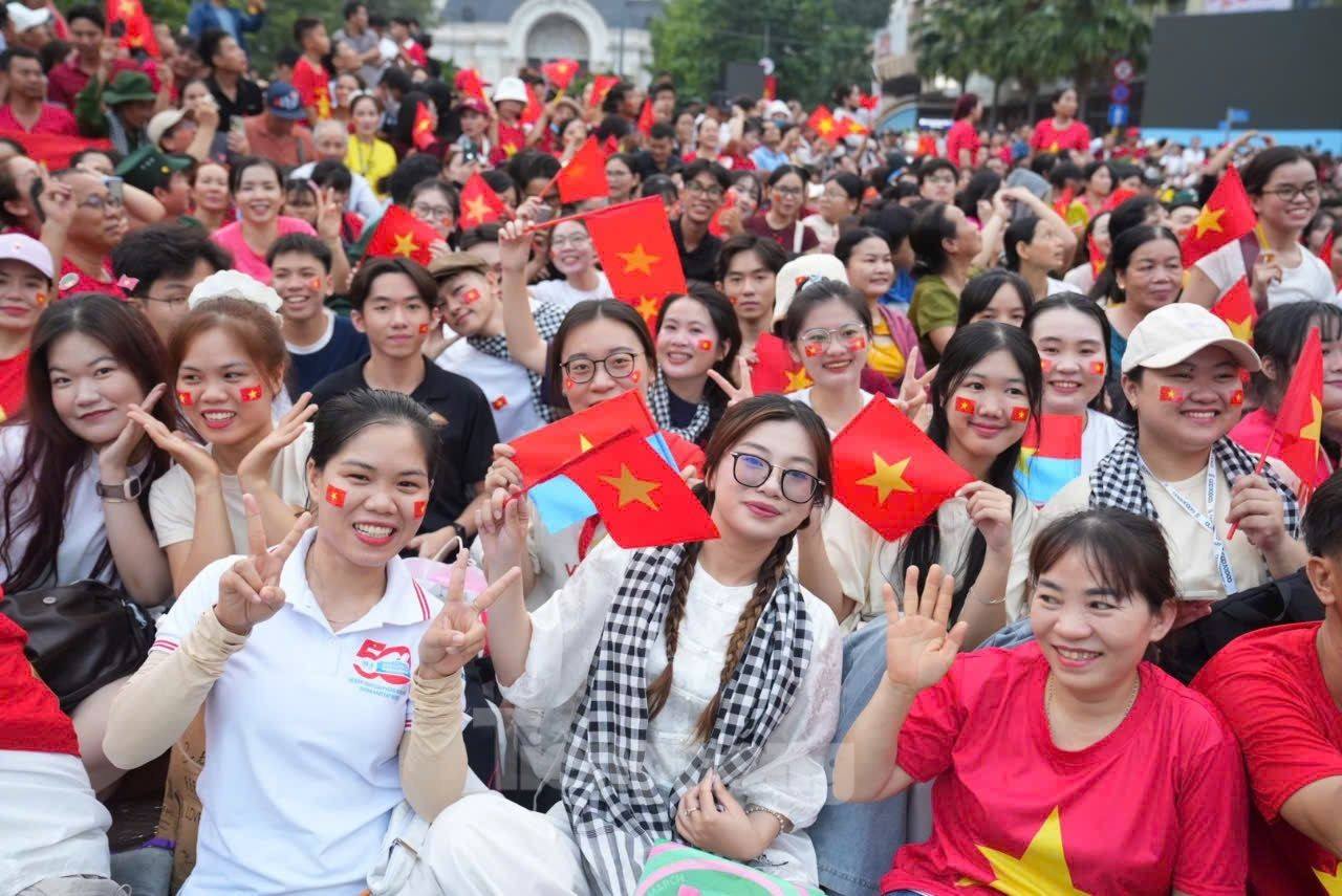 Mưa giông không dập tắt được tinh thần yêu nước của người dân Việt Nam