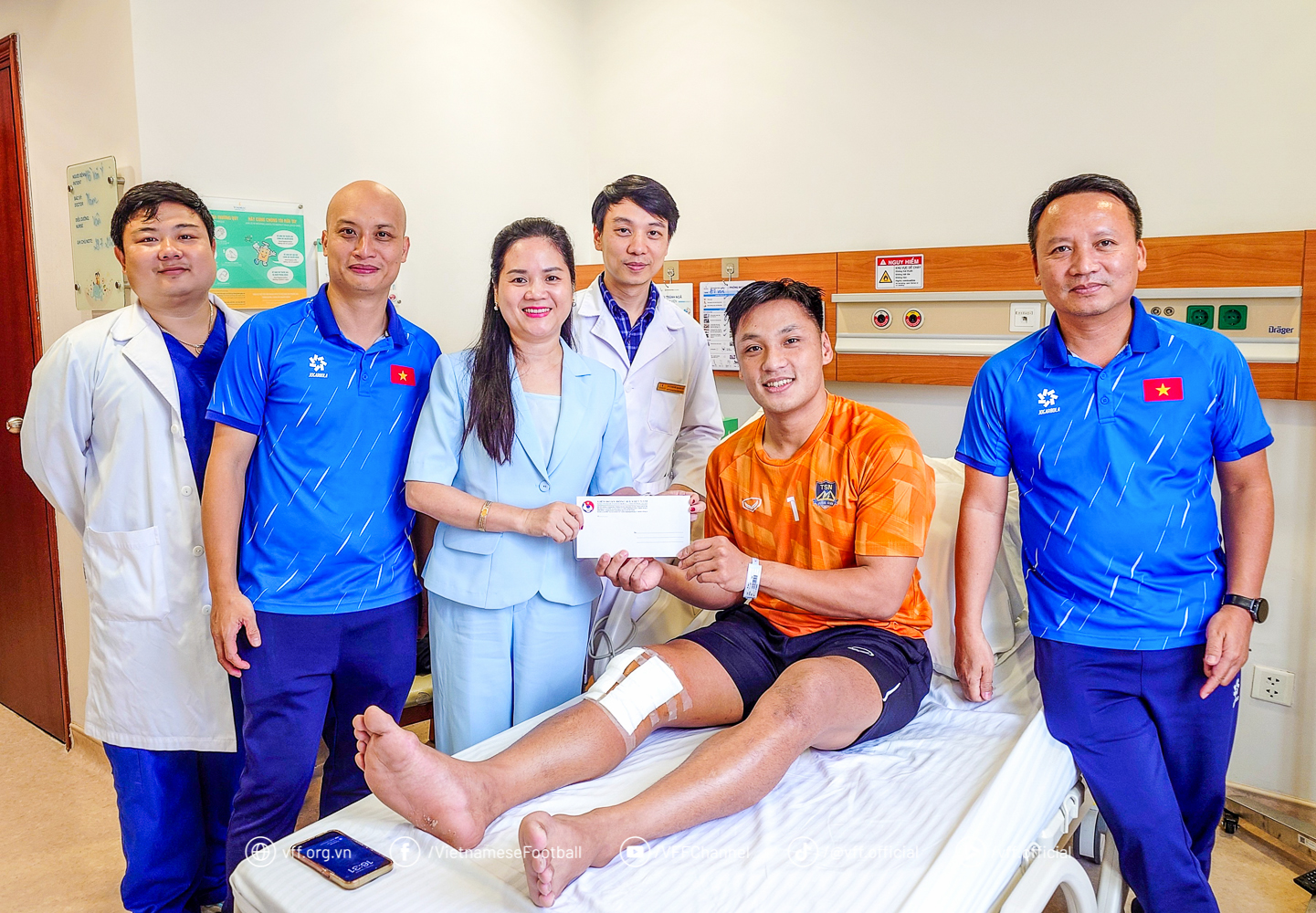 Hồ Văn Ý được LĐBĐVN thăm hỏi, động viên trong lúc điều trị chấn thương – Hình ảnh đẹp về sự đồng hành và sẻ chia