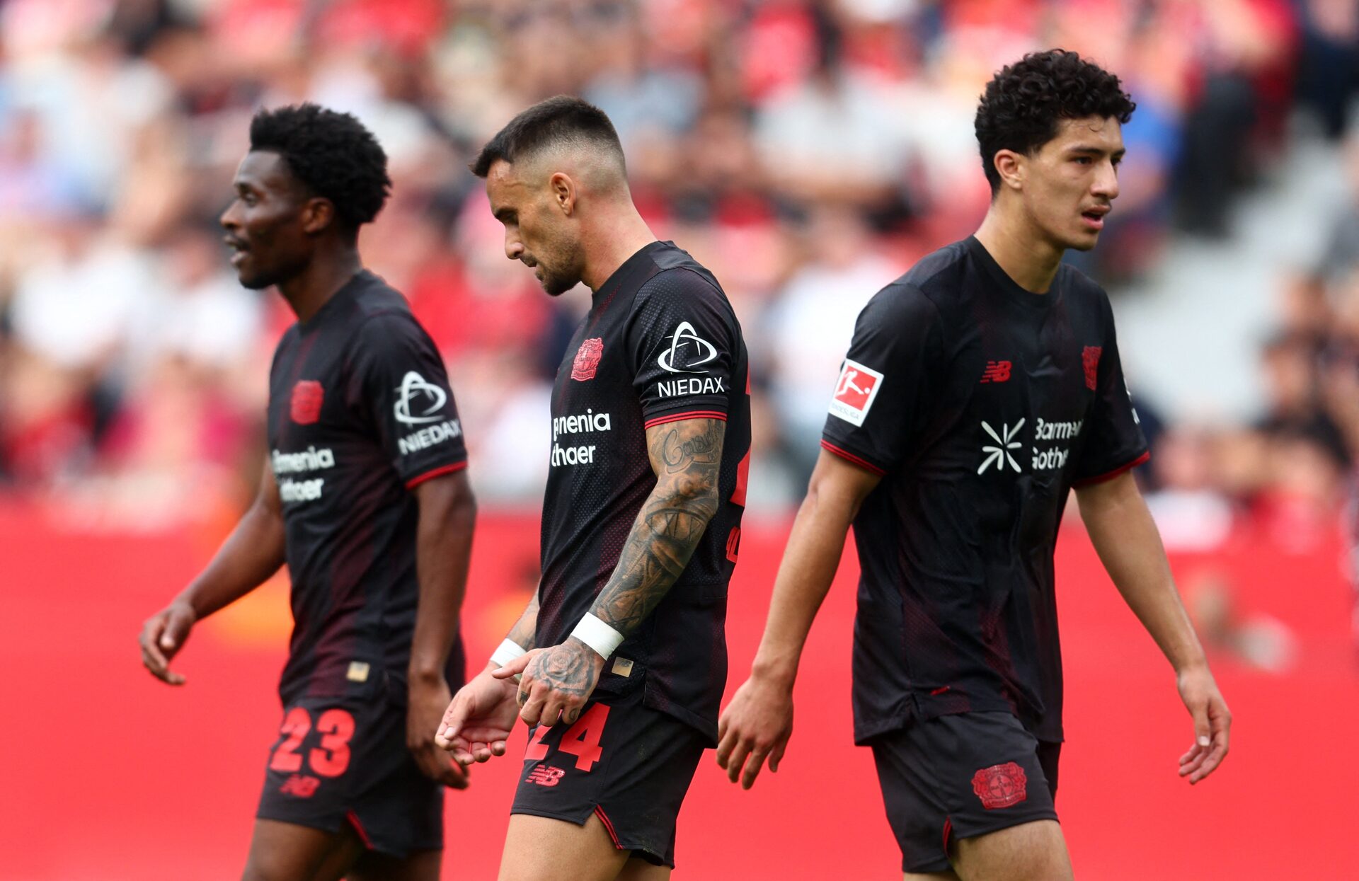 Khởi đầu bão tố: Ten Hag thua trận đầu cùng Leverkusen ở Bundesliga