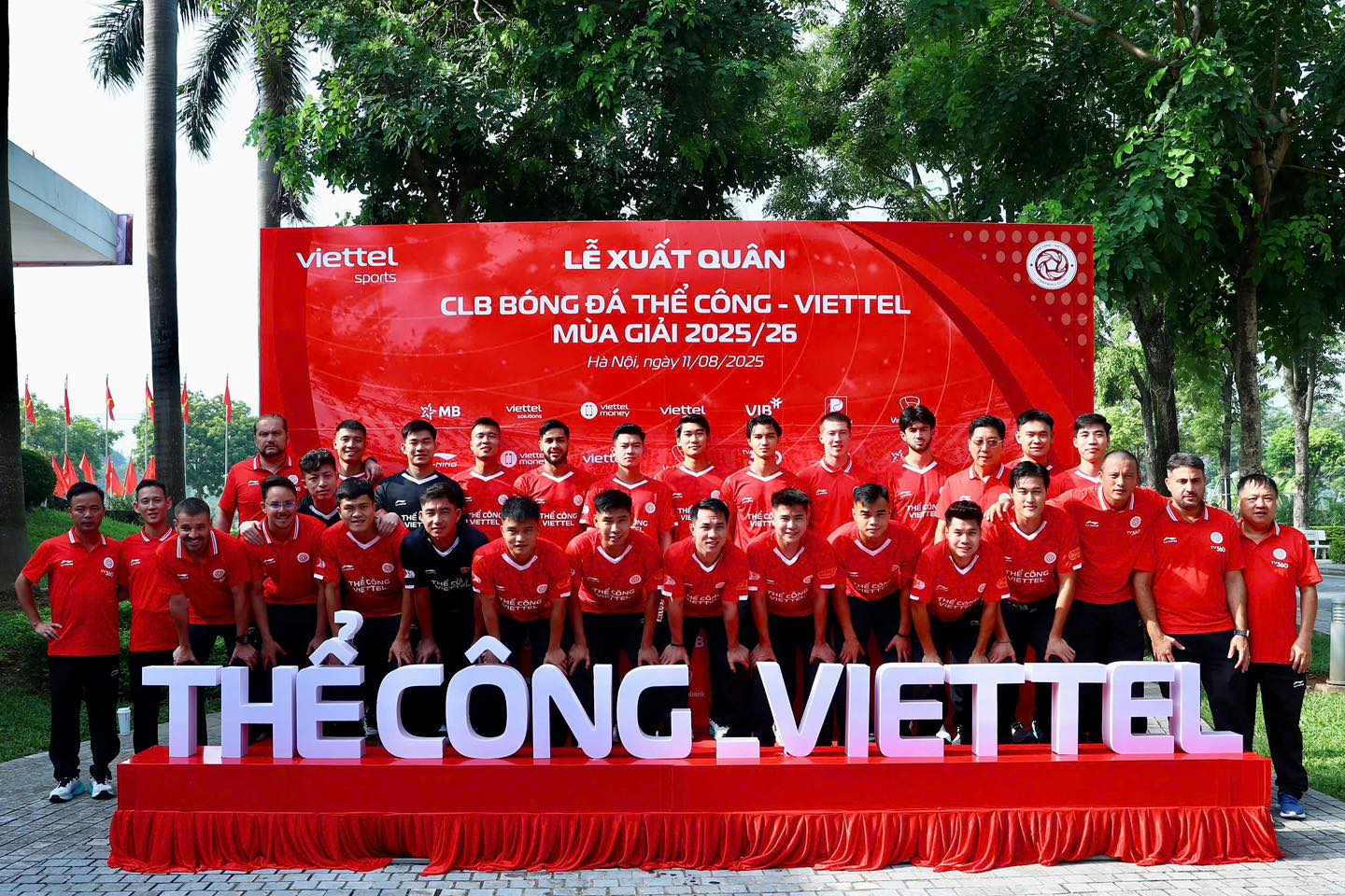 Thể Công – Viettel xuất quân: “Cơn lốc đỏ” phô diễn tinh thần áo lính, đặt mục tiêu vô địch V.League 2025/26