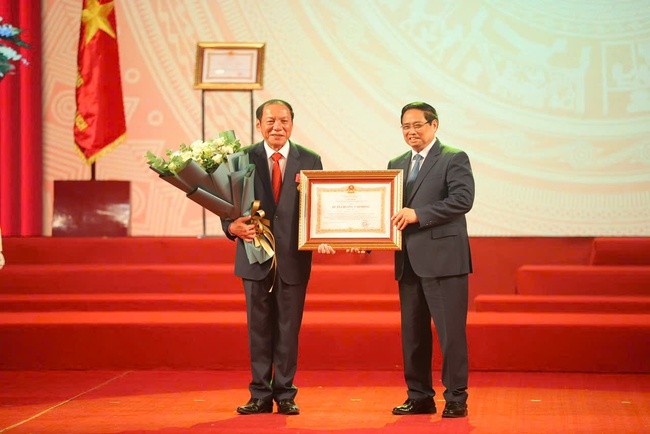 Bộ trưởng Nguyễn Văn Hùng nhận Huân chương Lao động hạng Nhất