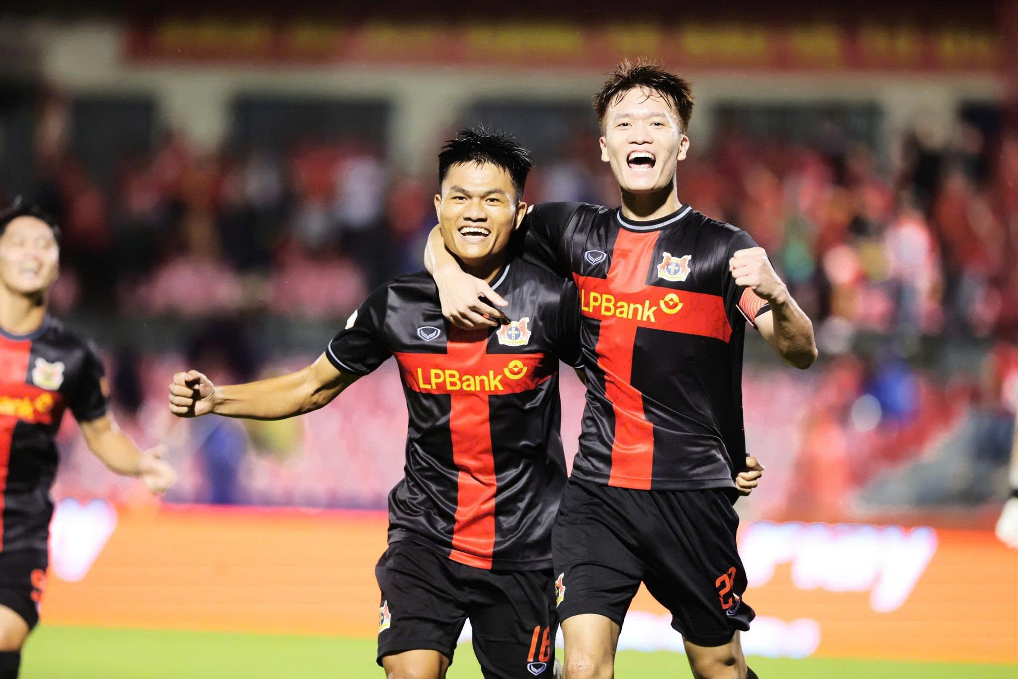 Bộ đôi Hoàng Đức - Gia Hưng tỏa sáng ngay trận đấu khai màn V.League 2025/26