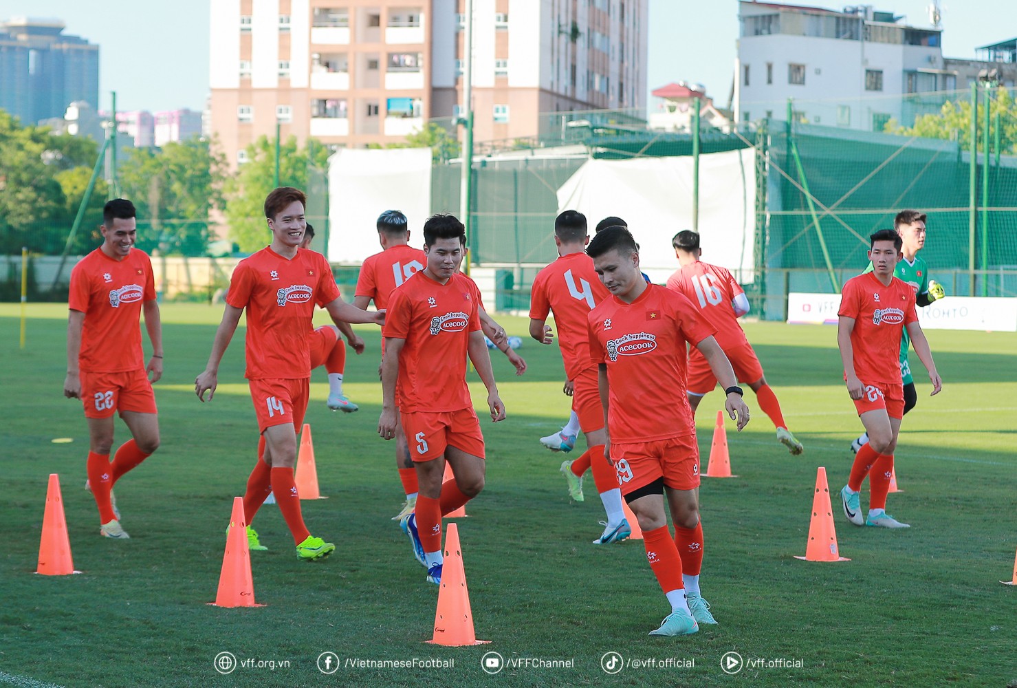 Đội tuyển Việt Nam hội quân tại Hà Nội ngày 29/8, chuẩn bị cho vòng loại cuối Asian Cup 2027 với nhiều gương mặt mới và sự dẫn dắt của HLV Đinh Hồng Vinh.