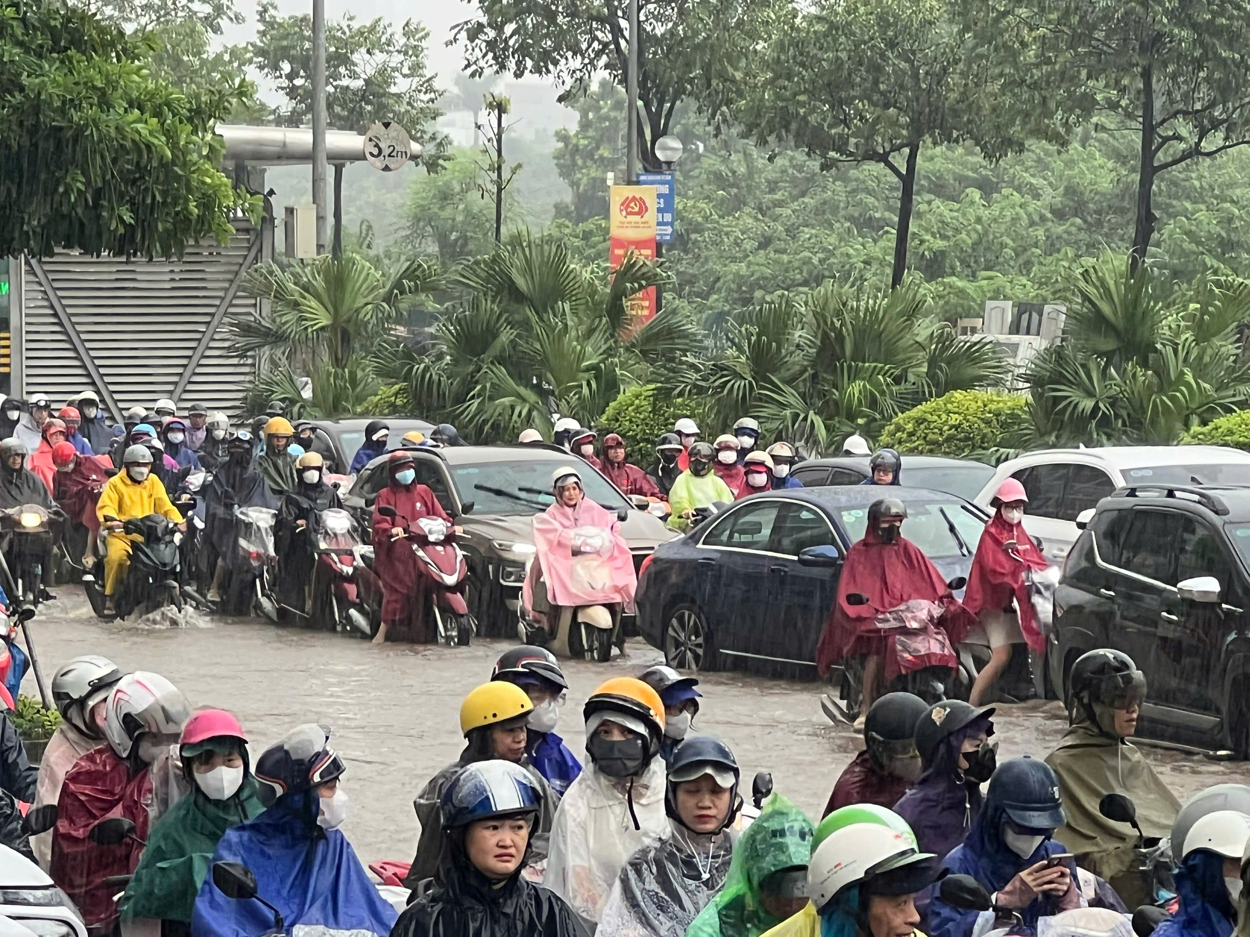 Tình hình bão số 5: Mưa lớn, ngập lụt tại nhiều tỉnh thành, Hà Nội cảnh giác cao