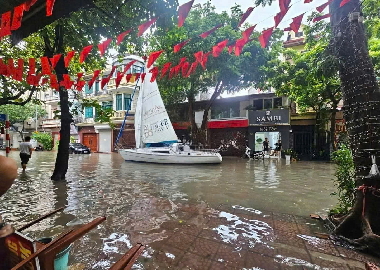 Hà Nội “hóa sông” sau mưa lớn kéo dài